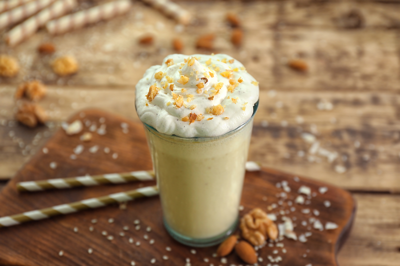 Café Créme Milkshake mit Sahnehaube und Nuss-Crunch als Topping