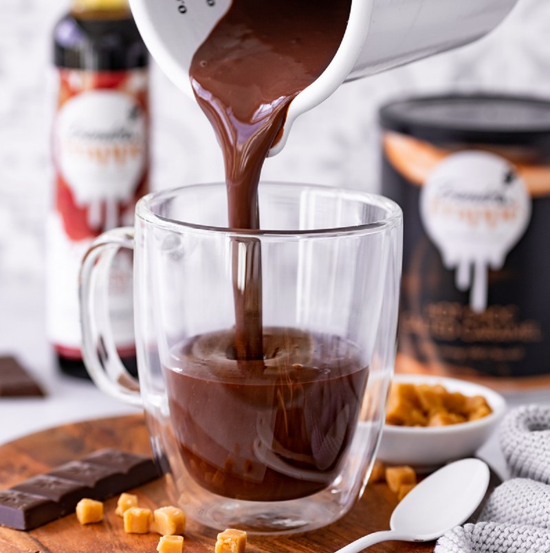 Hot Chocolate wird in ein Thermoglas gegossen