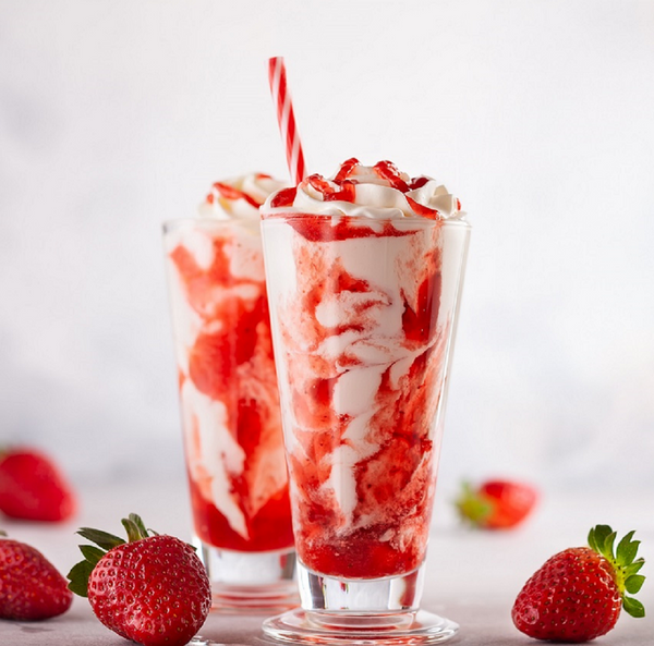 Milchshake Strawberry mit Topping Créme und Sahne  im Glas