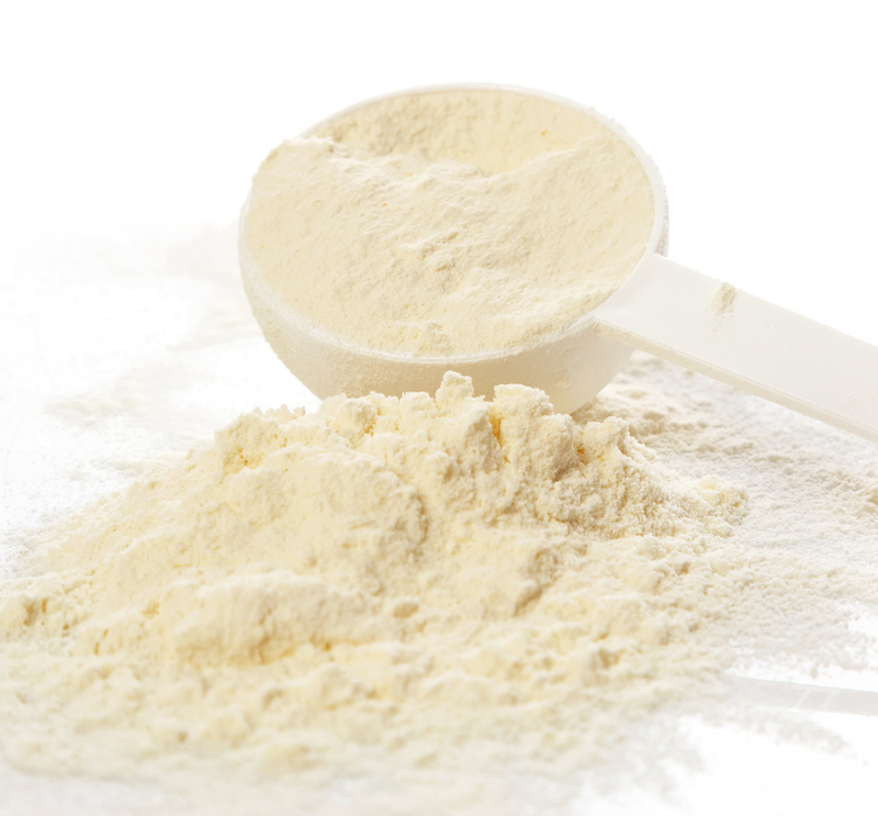 Weisses Mix Pulver Double Vanilla, zusammen mit einem Messlöffel