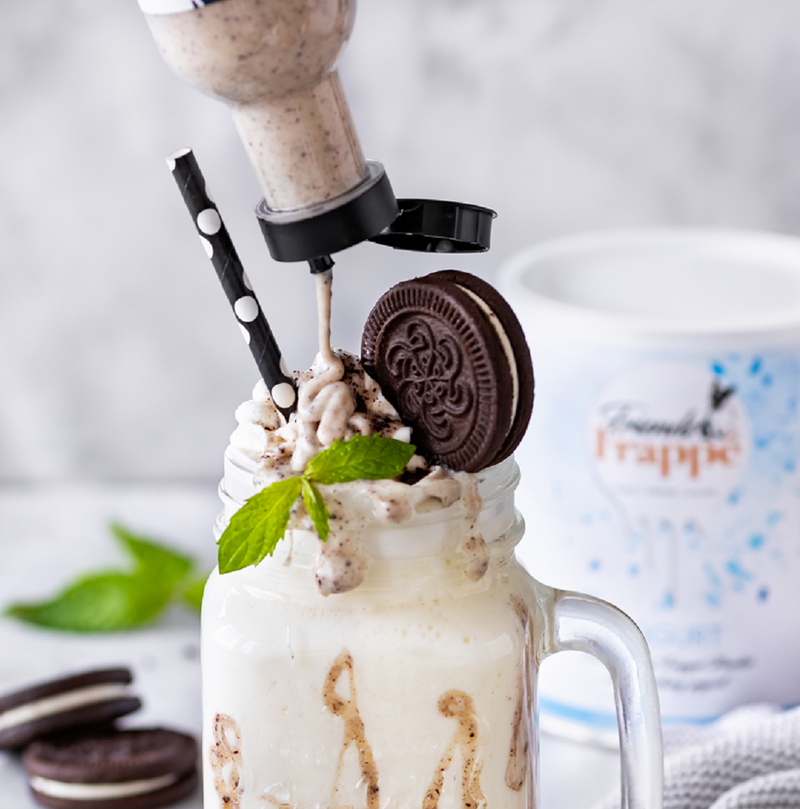 Topping Creme Crunchy Black Cokkie von Friends Frappé wird über einen Yogurt Milchshake getreufelt