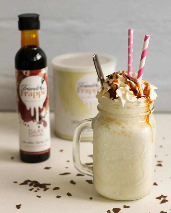 Topping Crème Dark Caramel auf einem Milkshake Double Vanilla
