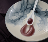 Topping Crème Blueberry Balsamico, angerichtet auf Teller mit Löffel