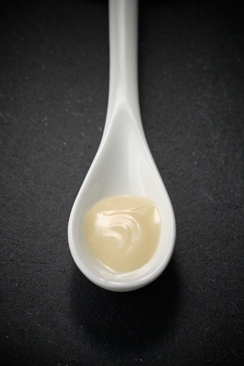 Topping Crème White Chocolate, angerichtet auf einem Löffel