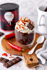 Hot Chocolate Chili von Friends Frappé, angerichtet mit Sahnehaube und Chilistreifen