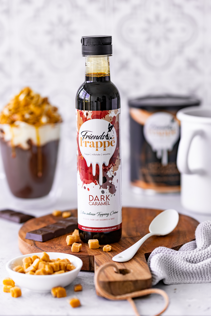 Topping Creme Dark Caramel von Friends Frappé vor einer Hot Chocolate